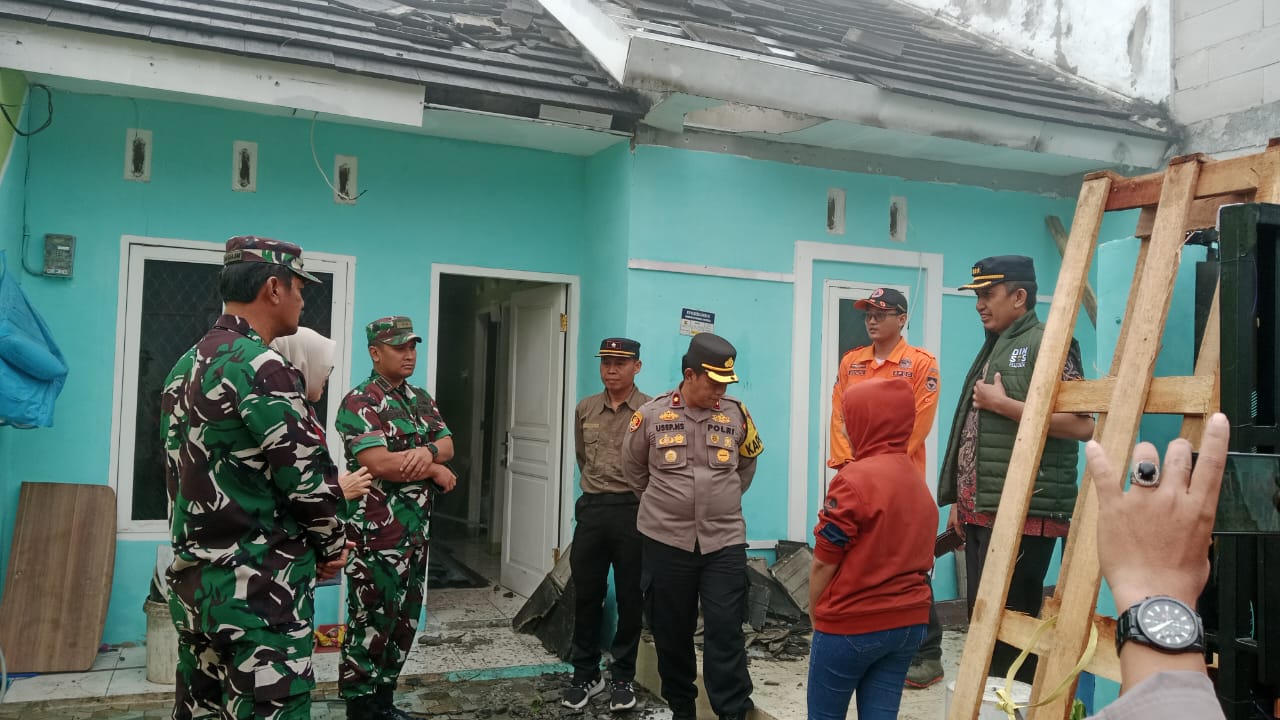 DANDIM TINJAU KORBAN PUTING BELIUNG DI GEKBRONG, IMBAU WARGA TINGKATKAN KEWASPADAAN
