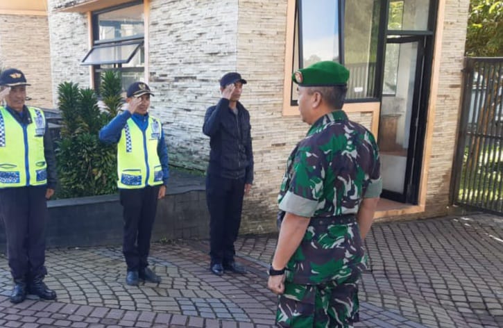 BENTUK KARAKTER DISIPLIN DAN JIWA NASIONALISME, BABINSA CIPANAS LATIH PBB SECURITY VILLA