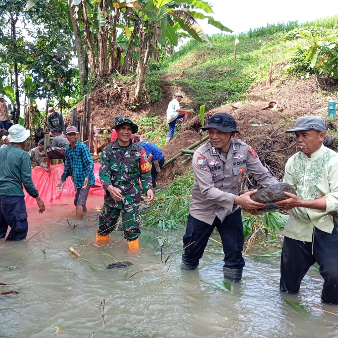 Wujud Sinergitas TNI/POLRI, Babinsa dan Bhabinkamtibmas Gelar Karyabakti bersama Warga