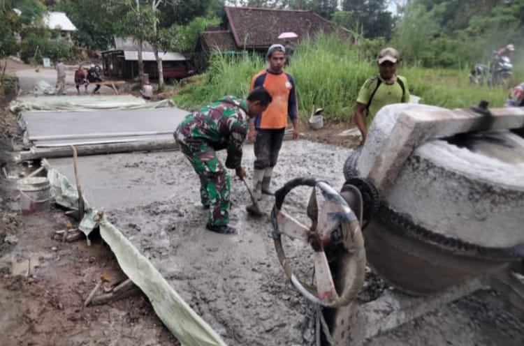 BANTU MASYARAKAT, BABINSA AGRABINTA LAKSANAKAN KARYA BAKTI