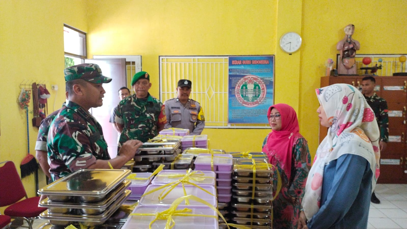 Dandim 0608/Cianjur Cek Dapur Sehat dan Pendistribusian serta Kunjungi Sekolah
