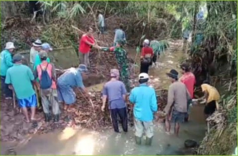 Babinsa Ciandam Gelar Karya Bakti, Bersihkan Sungai Bersama Masyarakat