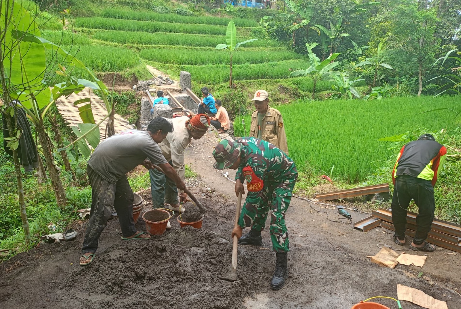 Babinsa Sukamanah Gelar Karya Bakti, Warga Cicalung Kini Bisa Menyeberang dengan Aman