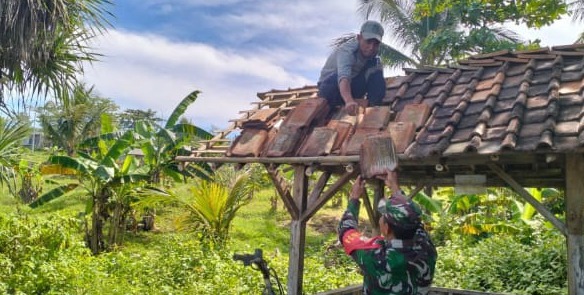 Babinsa Muaracikadu Gelar Karya Bakti, Perbaiki Pos Siskamling Bersama Warga
