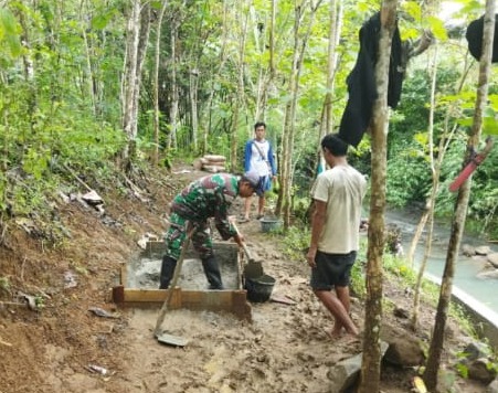 Babinsa Desa Sukamulya, Koptu Samsuri, Lakukan Karya Bakti Bersama Warga