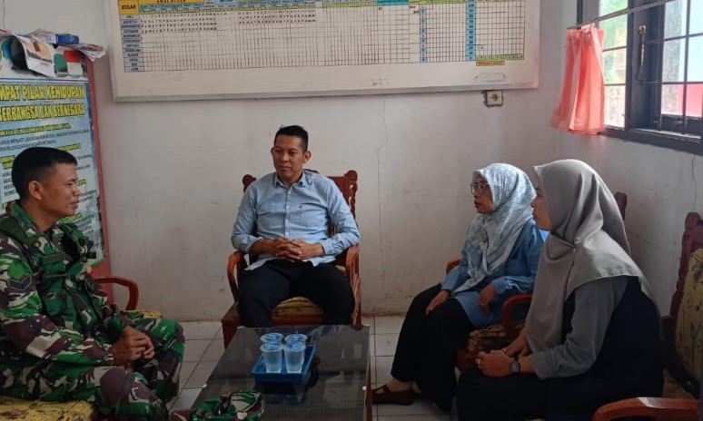 Babinsa Desa Cimenteng Lakukan Komunikasi Sosial dengan Guru SDN Girimukti
