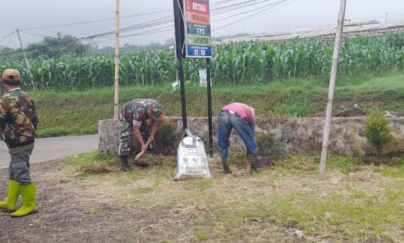 Babinsa Desa Nyalindung Gelar Karya Bakti, Bersihkan Kantor Desa untuk Meningkatkan Kualitas Pelayanan