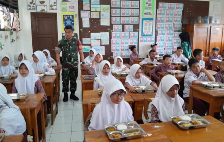 Babinsa Desa Padaluyu Lakukan Pembinaan Pertahanan Wilayah dan Monitoring Penyaluran Makanan Bergizi di SMKN 1 Cugenang