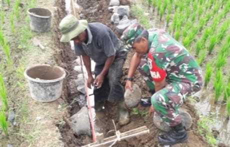 Babinsa Desa Pagelaran Lakukan Karya Bakti Perbaikan Saluran Air Pesawahan di Kampung Bojong Sari