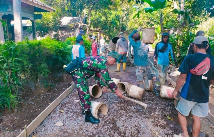 Babinsa Desa Sindang Sari Lakukan Karya Bakti Pengecoran Jalan Bersama Warga