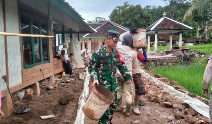 Babinsa Desa Talagasari Lakukan Karya Bakti Pengecoran Jalan Bersama Warga