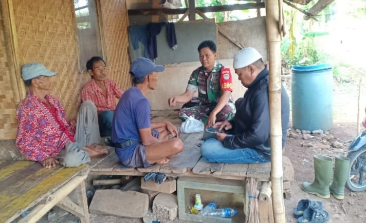 Babinsa Desa Pamoyanan Lakukan Komunikasi Sosial kepada Tokoh Masyarakat