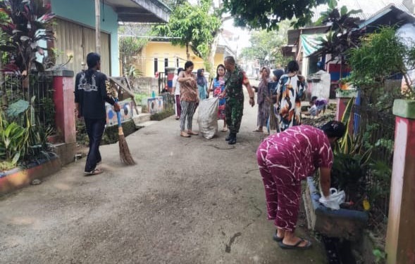 Babinsa Desa Mangunkerta Lakukan Karya Bakti Pembersihan Jalan Bersama Warga