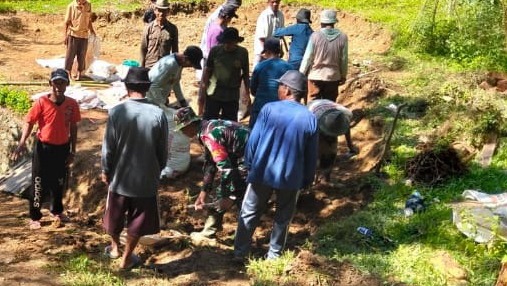 Babinsa Desa Sukagalih Lakukan Karya Bakti Perbaikan Saluran Air Bersama Warga