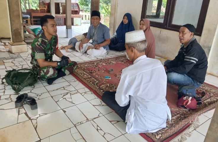 Babinsa Desa Salamnunggal Lakukan Komunikasi Sosial dengan Tokoh Agama