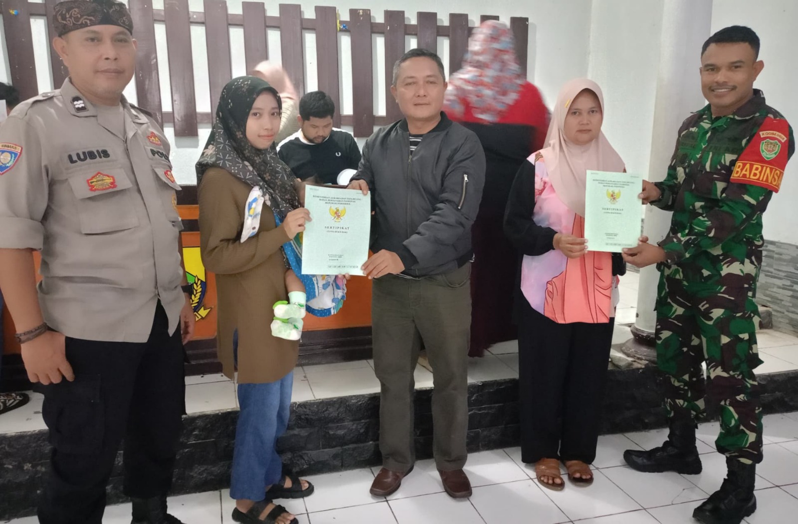 Babinsa Desa Cihaur Lakukan Pendampingan Pembagian Sertifikat PTSL