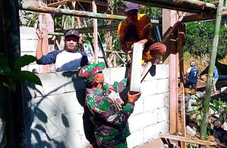 Babinsa Desa Karyamukti Lakukan Karya Bakti Pembangunan MCK