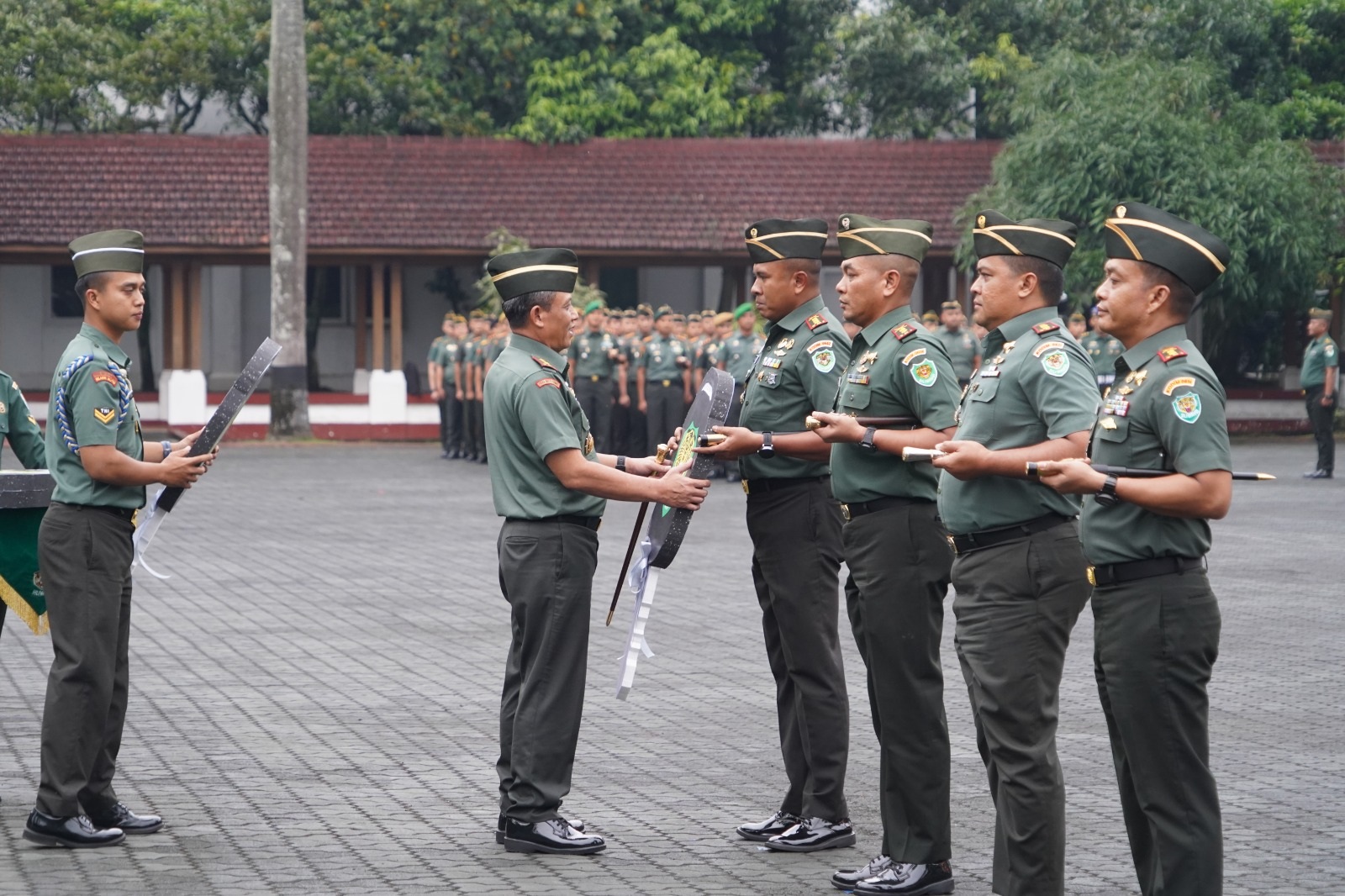 Pangdam III/Slw Serahkan Mobil Jenazah Untuk Kodim