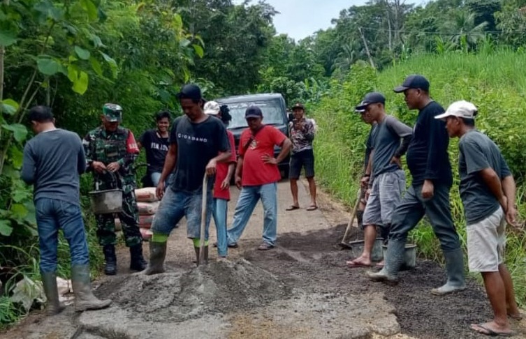 “Babinsa Desa Neglasari Lakukan Karya Bakti Perbaikan Jalan Desa”