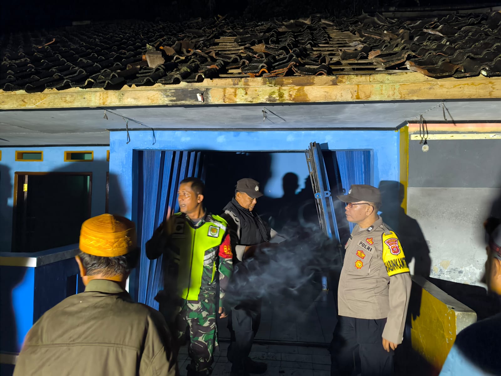 Anggota Kodim 0608/Cianjur Monitor Kebakaran Rumah di Desa Cijati, Kerugian Materiil Rp 70 Juta