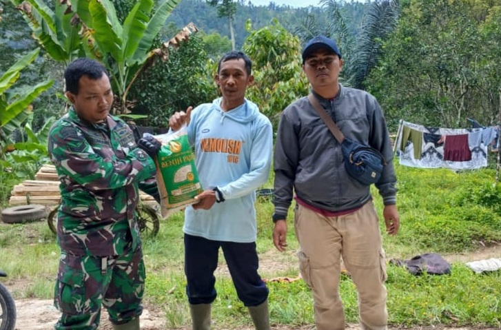 “Babinsa Desa Sukamulya Berikan Bibit Padi Gogo, Dukung Masyarakat Petani Meningkatkan Produktivitas”