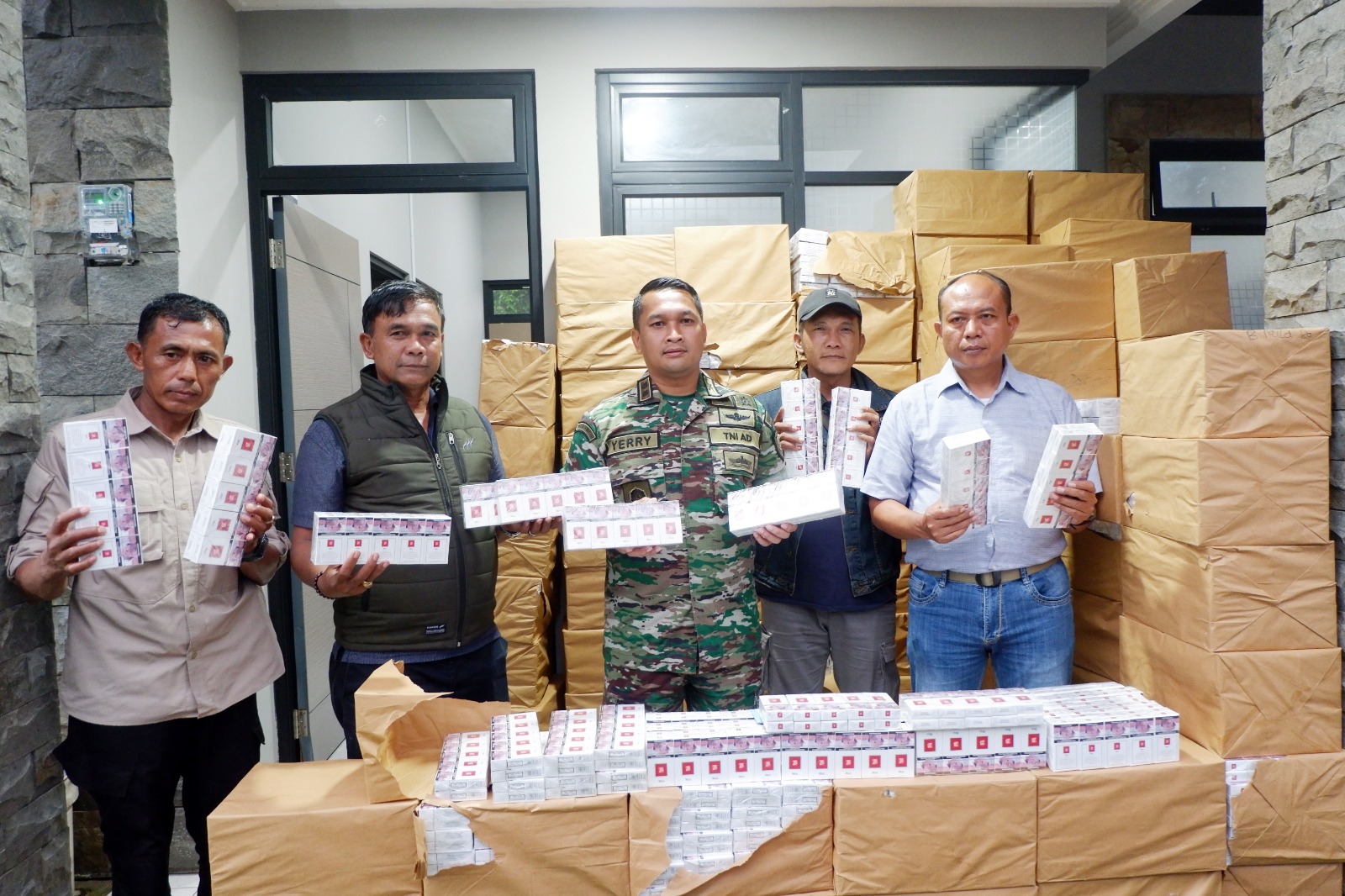 Satgas Gabungan TNI Sita Ribuan Bungkus Rokok Ilegal, Lima Orang Berhasil Diamankan