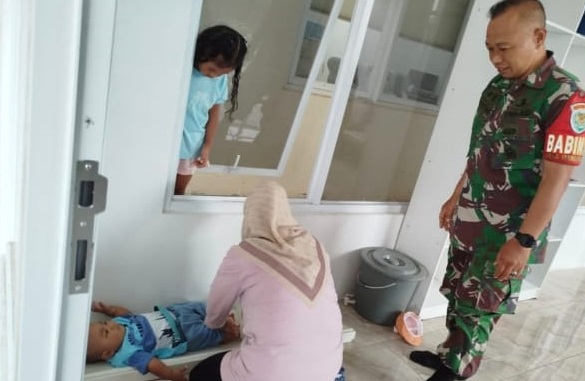 “Babinsa Desa Mangunkerta Pantau Penimbangan Balita di Posyandu Aster 1”