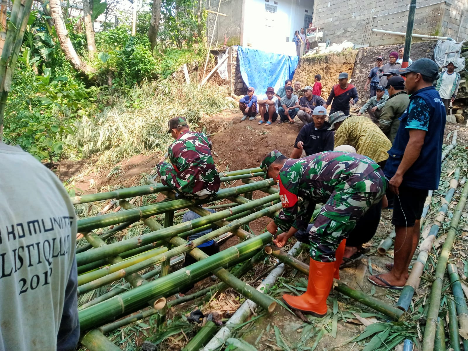 “Anggota Koramil 0608-04/Cipanas Gelar Karya Bakti Pembuatan Jembatan Darurat Bambu di Desa Ciwalen”