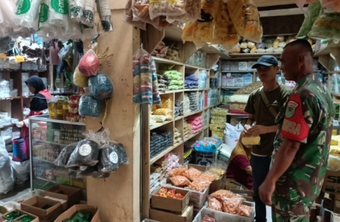 Babinsa Desa Bojongpetir Pantau Harga Sembako di Pasar Pagelaran