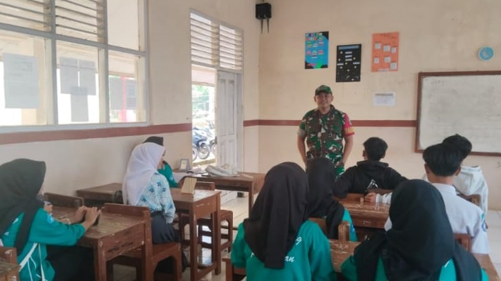 Babinsa Desa Sukaraja Berikan Pembinaan Pertahanan Wilayah kepada Siswa SMPN 1 Kadupandak