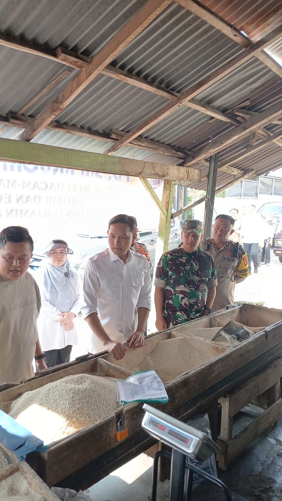 Dandim 0608/Cianjur mengikuti kegiatan Forkopimda Sidak ke Distributor Sembako untuk Pastikan Ketersediaan Pangan