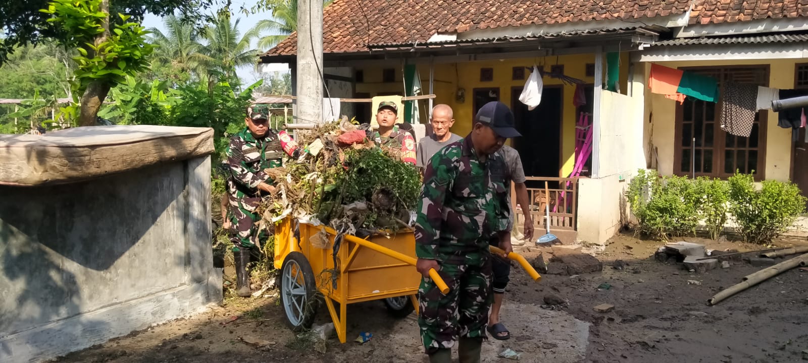 BABINSA DESA SUKASIRNA SERKA SUNARYA PIMPIN KEGIATAN PEMBERSIHAN SAMPAH PASCA BANJIR