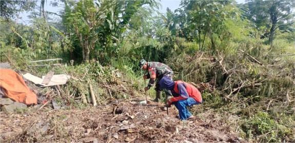BABINSA DESA WARINGINSARI SERDA DENY HASANUDDIN LAKSANAKAN KARYA BAKTI UNTUK MASYARAKAT