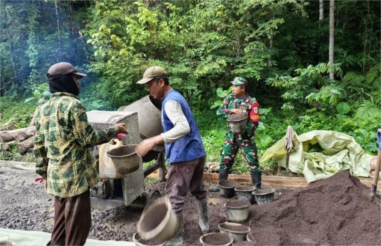 BABINSA DESA SUKAMULYA KOPTU SAMSURI LAKSANAKAN KARYA BAKTI PENGECORAN JALAN DESA