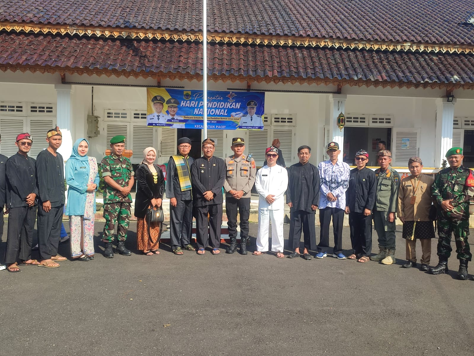 DANPOS PACET HADIRI UPACARA PERINGATAN HARI PENDIDIKAN NASIONAL TINGKAT KECAMATAN PACET