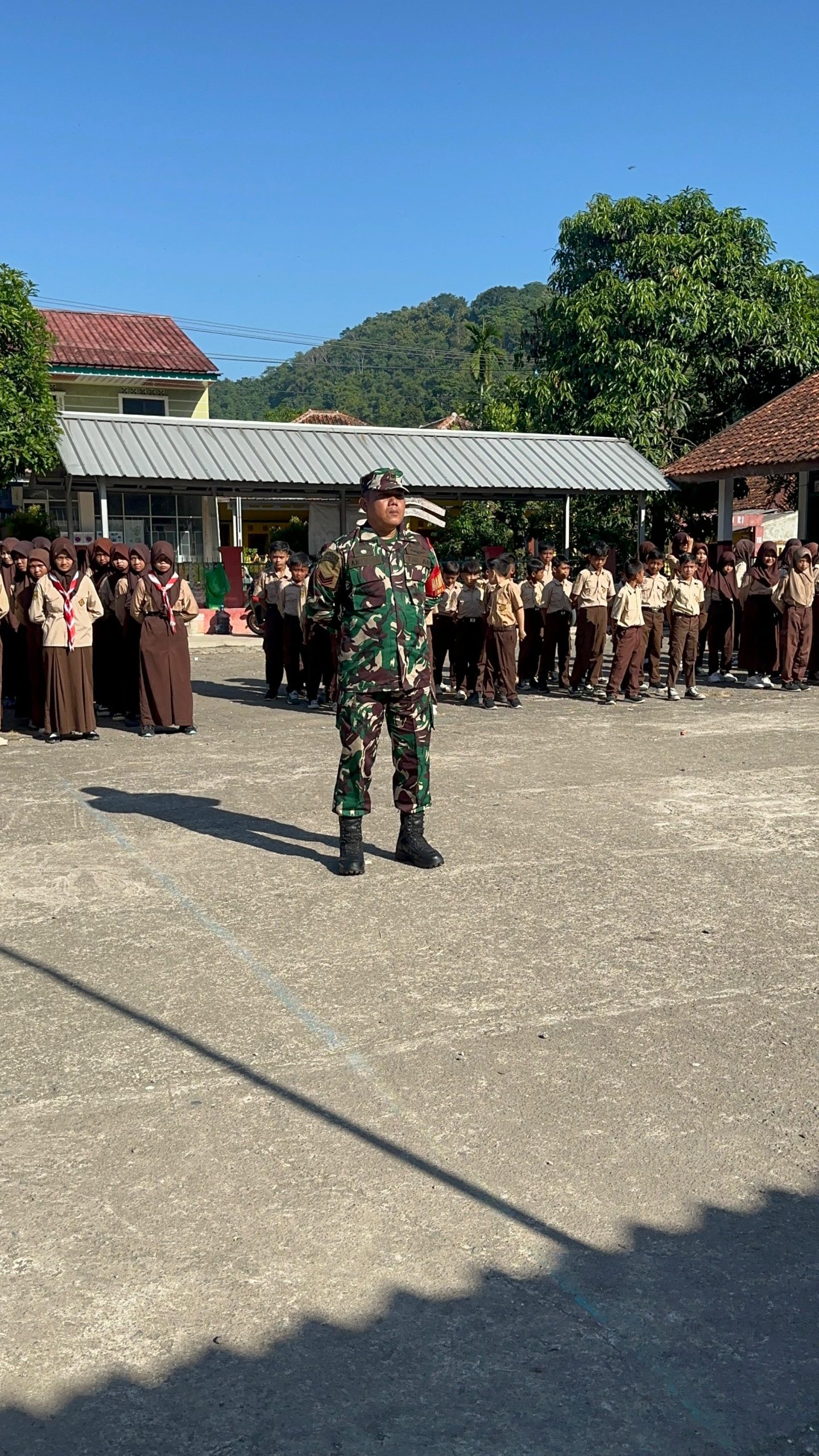 DANPOS LELES SERTU ANDRI NUGRAHA MENJADI KOMANDAN UPACARA HARI PENDIDIKAN NASIONAL
