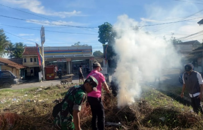 BERSIH-BERSIH DESA, WARGA BOJONG PICUNG GOTONG-ROYONG BERSAMA BABINSA
