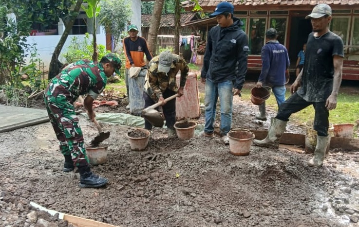 Babinsa Salamnunggal Turun Tangan, Jalan Rusak di Ciputat Kini Mulus Berkat Karya Bakti