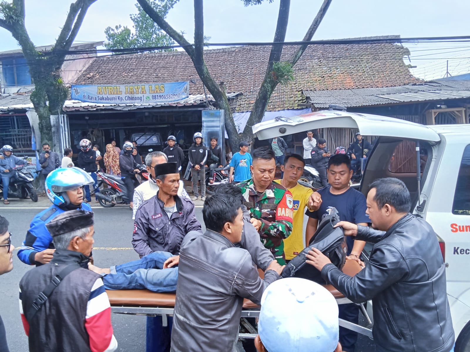 Babinsa Koramil 0608-02/Warungkondang Sigap Tanggapi Kecelakaan Lalu Lintas di Ciwalen