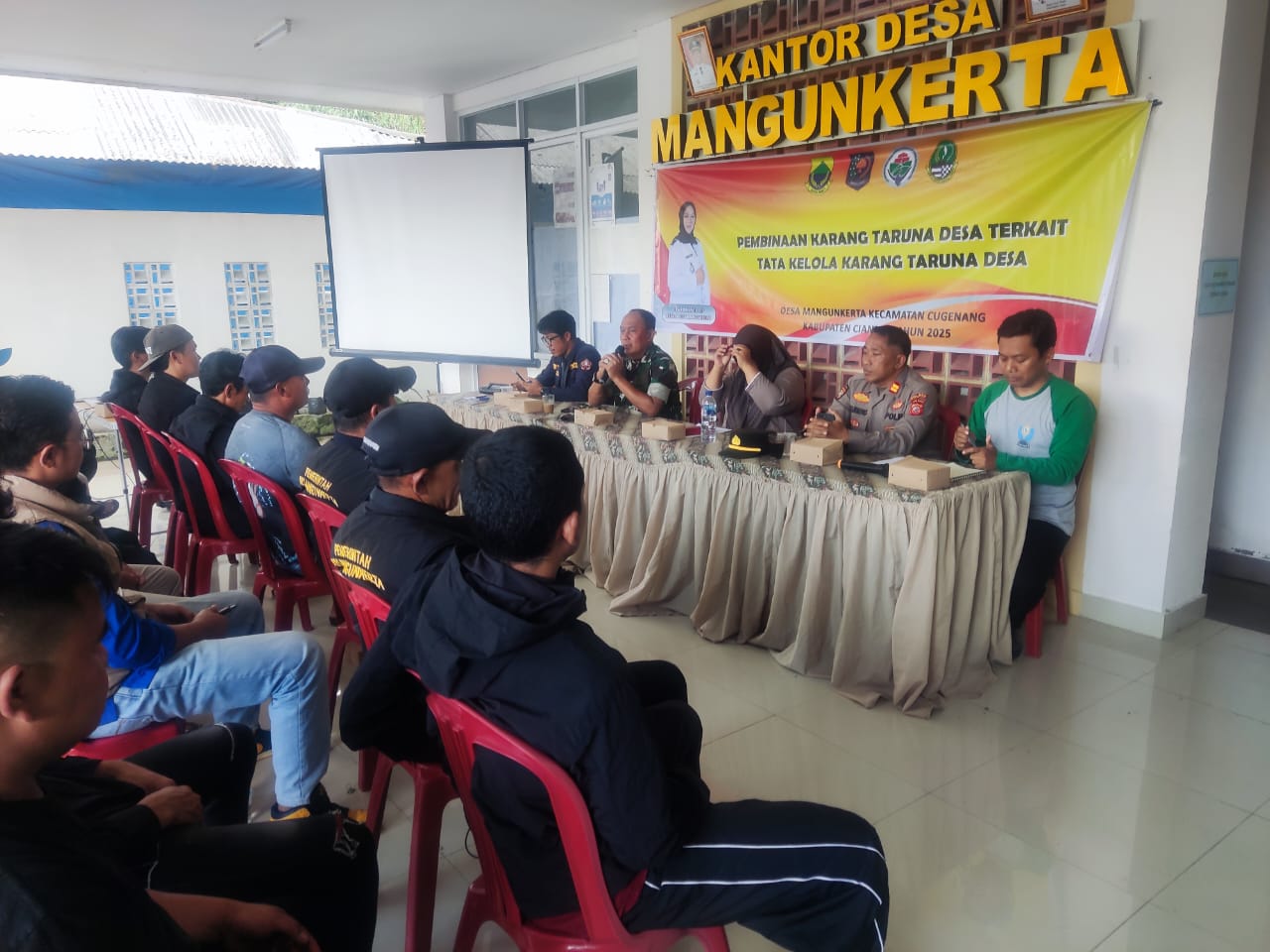 Danramil 0608-05/Cugenang Berikan Pembinaan Karang Taruna Desa Mangunkerta