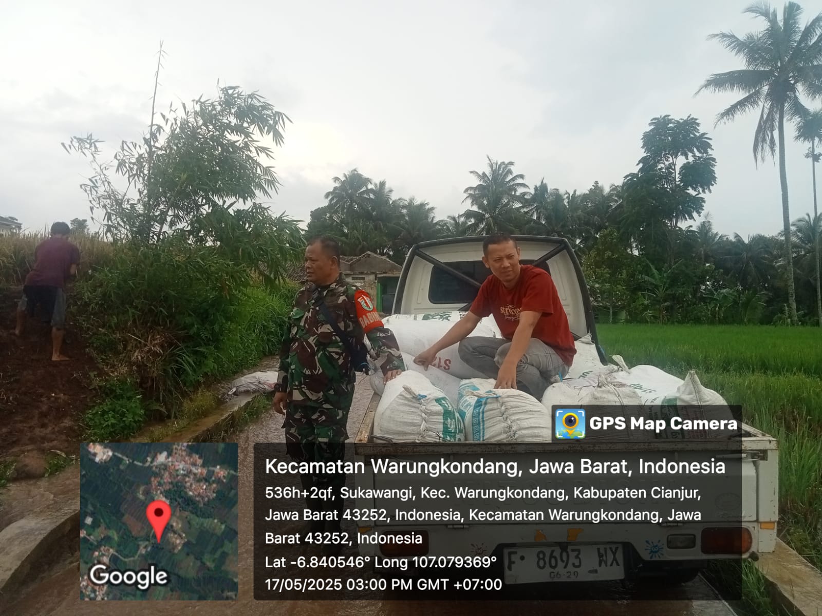 Babinsa Sukajaya Dampingi Bulog Serap Gabah Petani