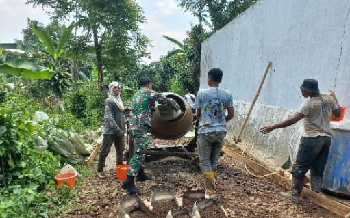 Serda Alber Suhermi Dampingi Kegiatan Karya Bakti Pengecoran Jalan
