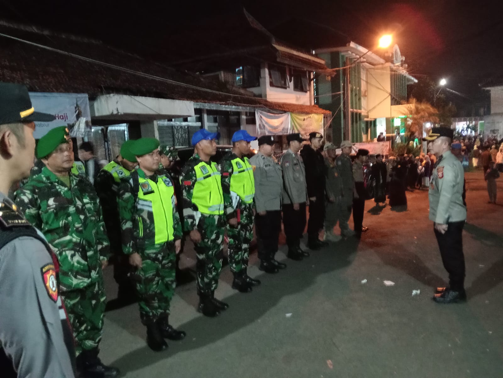 Anggota Koramil 0608-06/Karangtengah Amankan Pemberangkatan Calon Jamaah Haji Gelombang 3