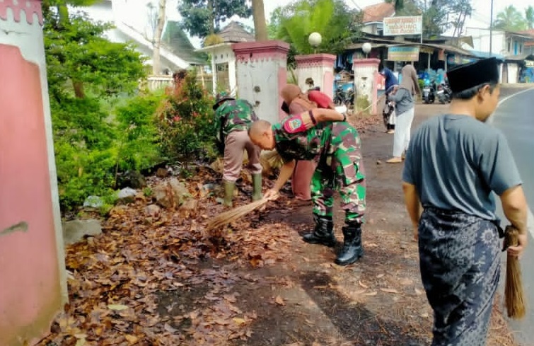 Bantu Masyarakat Serka Prayitno Laksanakan Karya Bakti Pembersihan Jalan