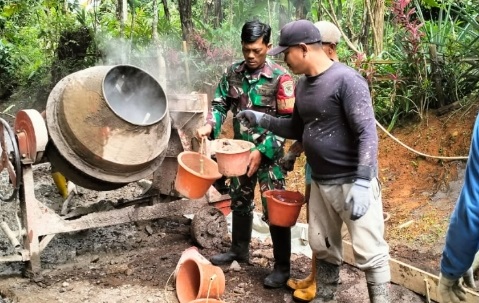Babinsa Mekarsari Bantu Masyarakat Laksanakan Pengecoran Jalan