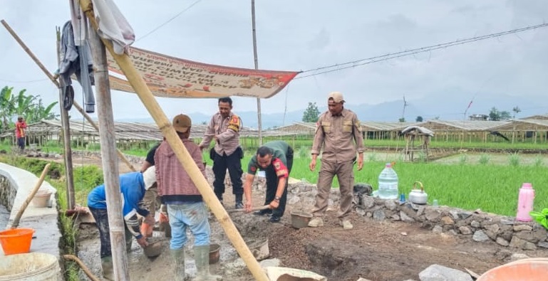 Koptu Rizka Krisandi Bantu Masyarakat Bangun Saluran Air