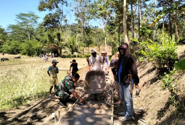 Sertu Basuni Priatna Laksanakan Karya Bakti Pengecoran Jalan Setapak