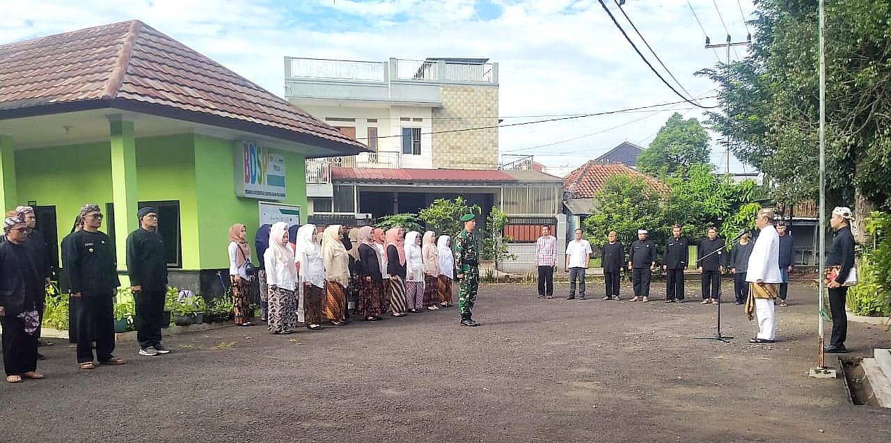 Babinsa Ciwalen Serda Rian Pimpin Upacara Hari Kebangkitan Nasional ke-117 di Warungkondang