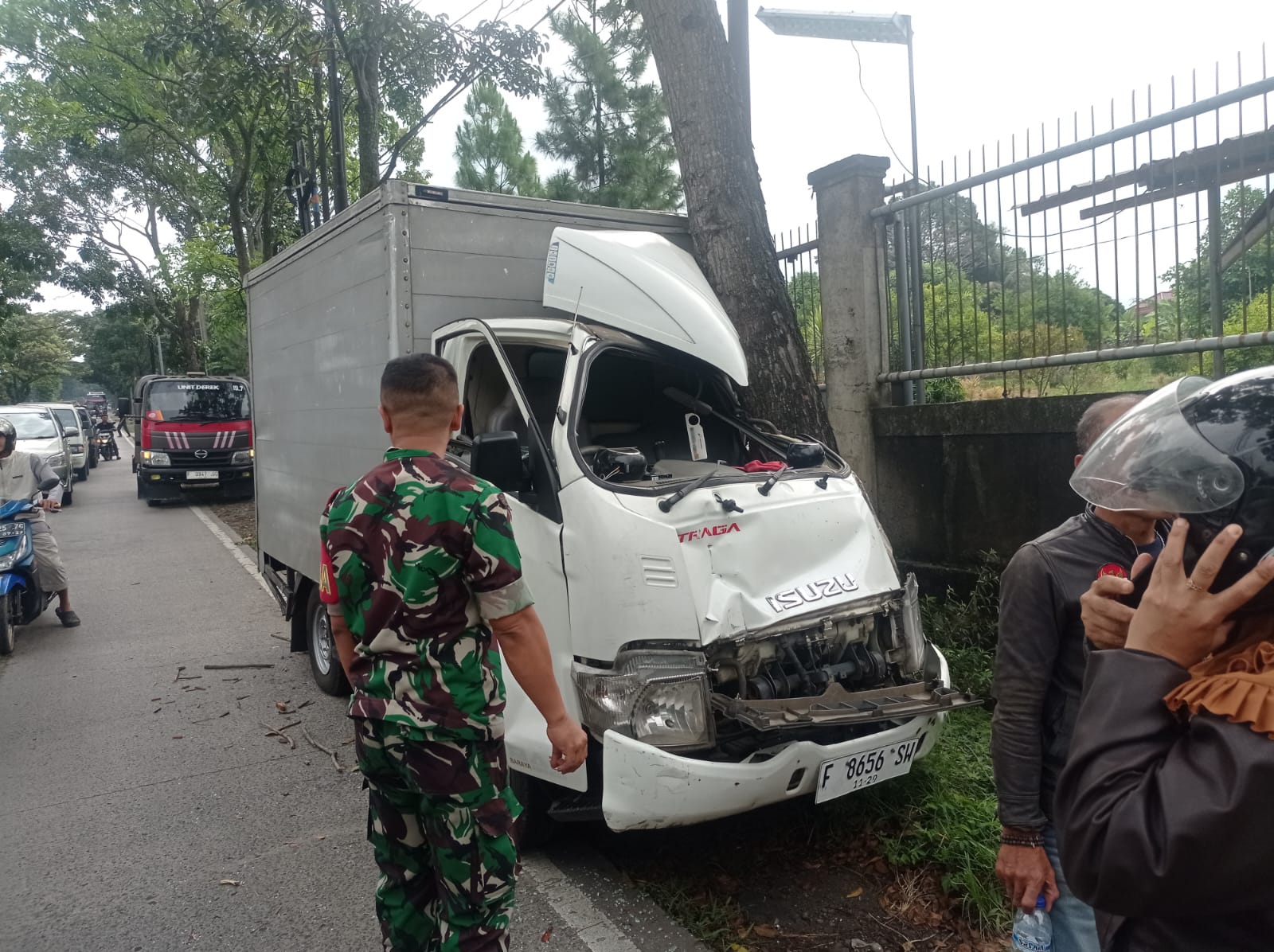 Koptu Yayat dari Koramil 0608-02/Warungkondang Melaporkan Kecelakaan di Wilayah Gekbrong