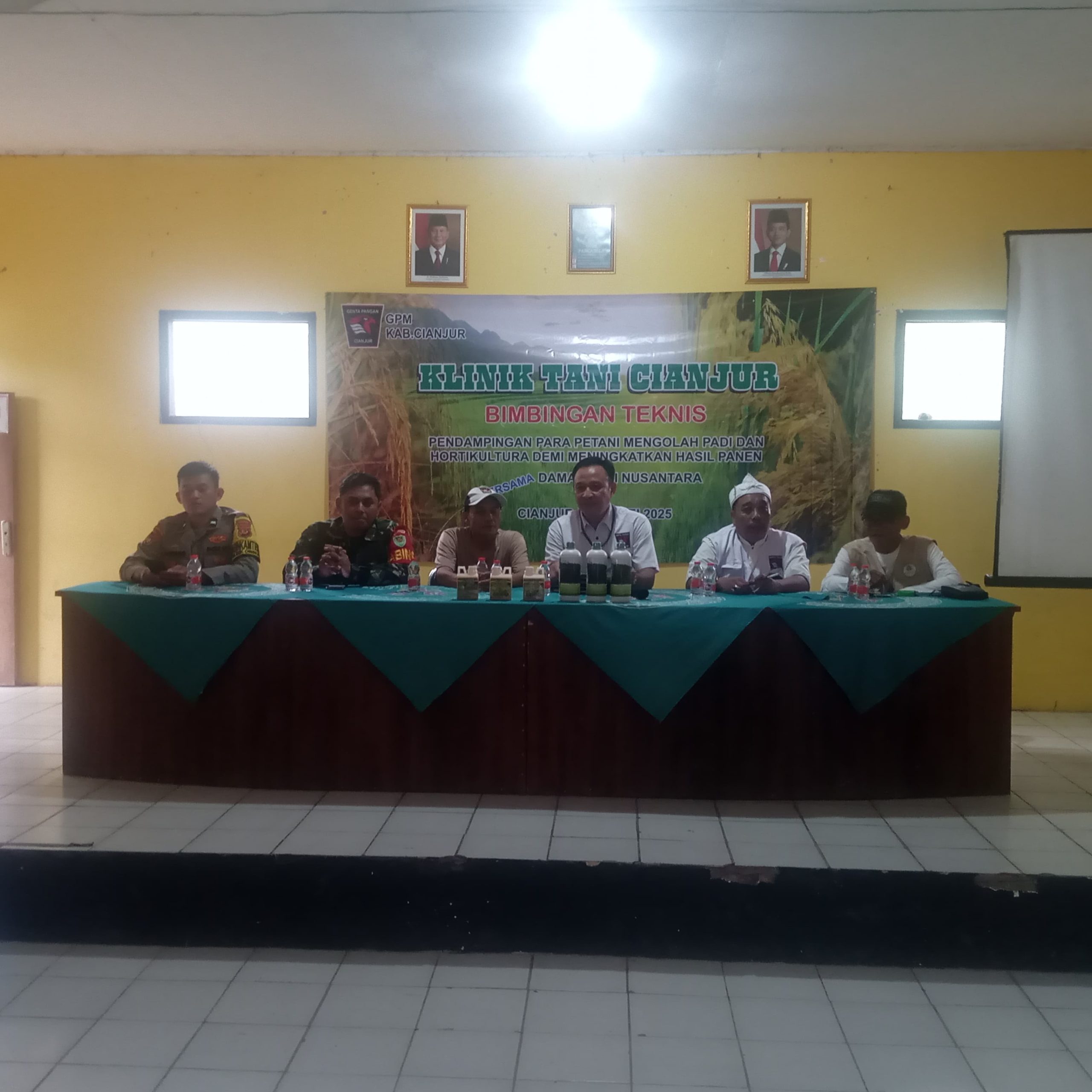 Babinsa Desa Sukajadi Dampingi Petani dalam Mengolah Padi dan Holtikultura